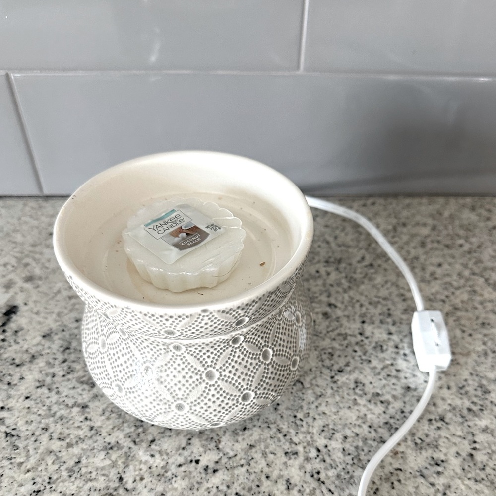 Yankee candle electric wax warmer. Safer than candles! Perfect for your office!